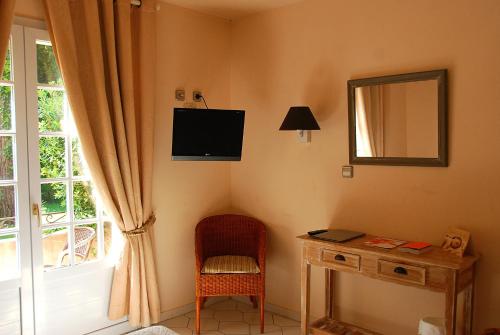Μια τηλεόραση ή/και κέντρο ψυχαγωγίας στο Hotel Les Mazets Des Roches