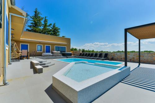 Πισίνα στο ή κοντά στο Villa RE with pool and spa