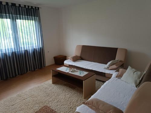 uma sala de estar com um sofá e uma mesa de centro em Kuca za odmor Una-Mia em Kulen Vakuf