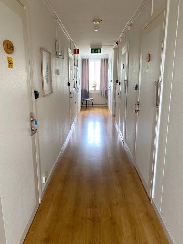 an empty hallway with white walls and wooden floors at Brinkeboda Wärdshus in Mörsil