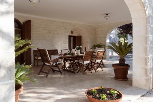 a patio with a table and chairs and an archway at I trulli di Kate in Monopoli