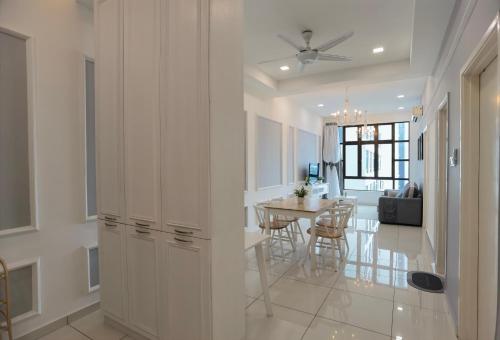 eine Küche und ein Esszimmer mit einem Deckenventilator in der Unterkunft D’Summit residences, Setia tropika , Johor Bahru in Johor Bahru