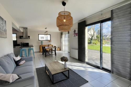 un salon avec un canapé et une table dans l'établissement La maison Kerprovence, à Péaule