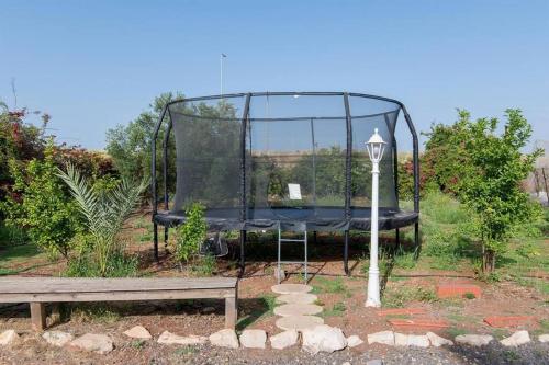 Un jardín fuera de נווה שחר- צימר משפחתי מקסים עם ג'קוזי פרטי ובריכה ליד הכנרת