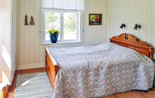 a bedroom with a bed and a window at Gorgeous Home In Venjan With House A Panoramic View in Västbygge