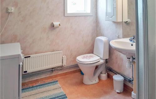 a bathroom with a toilet and a sink at Gorgeous Home In Venjan With House A Panoramic View in Västbygge
