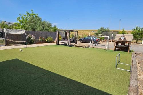 Zona de juegos infantil en נווה שחר- צימר משפחתי מקסים עם ג'קוזי פרטי ובריכה ליד הכנרת