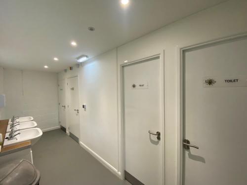 La salle de bains est pourvue d'une douche, de toilettes et d'un lavabo. dans l'établissement Ghyll Head Hive Pod Village & Accessible Bungalow, à Winster
