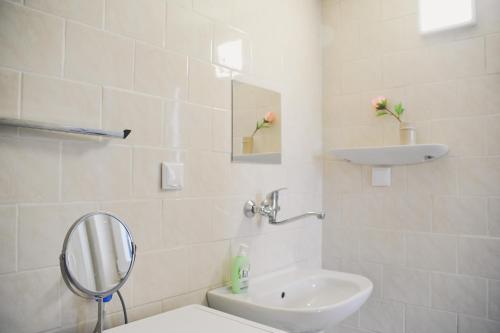 bagno con lavandino, servizi igienici e specchio di Apartmán Rybná - Kraslice a Kraslice