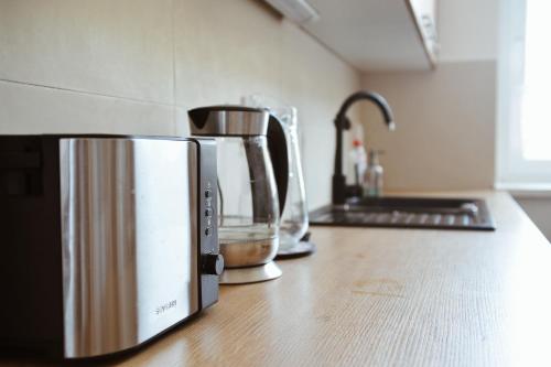 una macchinetta del caffè seduta su un bancone in cucina di Apartmán Rybná - Kraslice a Kraslice