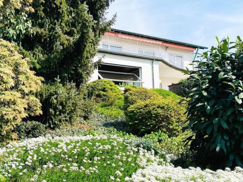 a garden with flowers in front of a house at Ferien am Weinberg in Kappelrodeck