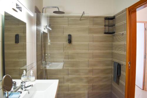 een badkamer met een toilet, een wastafel en een douche bij Apartamento Sol Nascente by Portucasa in Albufeira