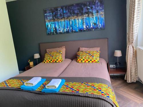 ein Schlafzimmer mit 2 Betten und Handtüchern darauf in der Unterkunft Huis van Steen in Lelystad