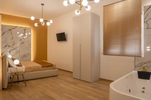 uma casa de banho com uma cama e uma banheira em Le Camere della Scala em Porto Empedocle