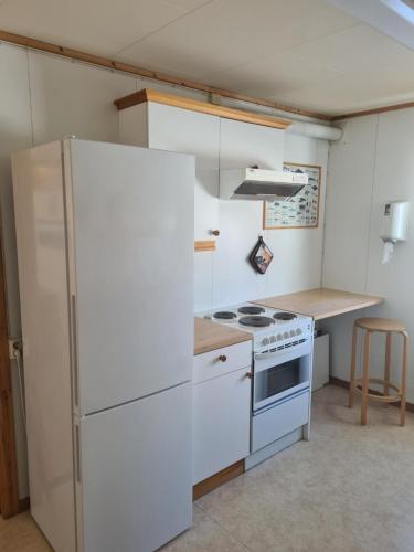 una cucina con frigorifero bianco e piano cottura di Berlevåg Motell AS a Berlevåg