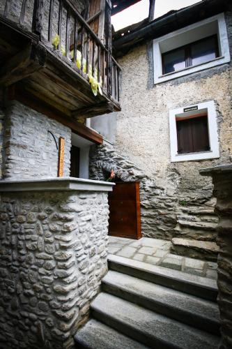 ein Steingebäude mit einer Treppe, die zu einer Tür führt in der Unterkunft Yamabushi B&B in Gravere