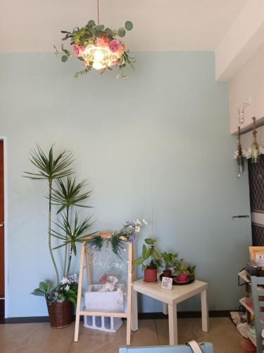 a room with a mirror and a table with plants at 有風小院 in Green Island