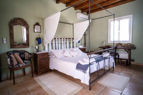 A bed or beds in a room at Villa Mavrianos
