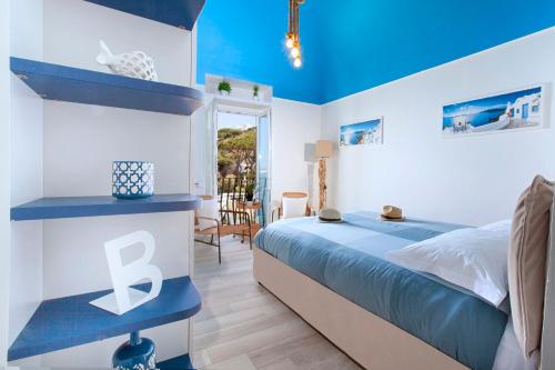 um quarto com uma cama e um tecto azul em Estate4home - Blu Dream Massa em Massa Lubrense