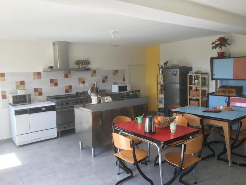 Kuchyňa alebo kuchynka v ubytovaní Roue d'escampette Gîte d'étape et de séjour