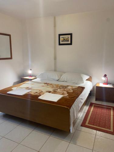 1 cama grande en un dormitorio con 2 mesitas de noche en Apartman Mira, en Opatija