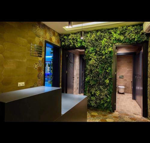 een kamer met een groene muur met een aanrecht en een toilet bij Lux Apartment C-LOUNGE CLEOPATRA, Cleopatra beach Alanya in Alanya