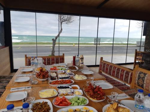 stół z jedzeniem i widokiem na ocean w obiekcie Villa Blacksea w mieście Arnavutköy