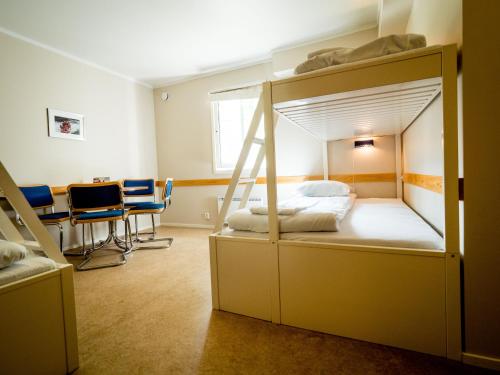 מיטה או מיטות קומותיים בחדר ב-HI Explore Sjoa