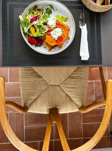 Jídlo v hotelu nebo okolí