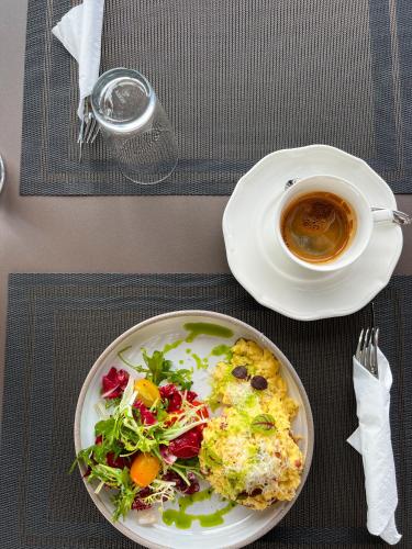 Jídlo v hotelu nebo okolí