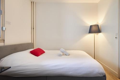 d'un lit avec un animal farci en dessus dans l'établissement Le Marquis - T1 - 5 mins de la Cathédrale, à Reims