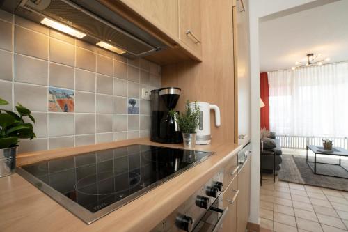 cocina con encimera negra en una habitación en Haus Grömitz Wohnung 9, en Grömitz