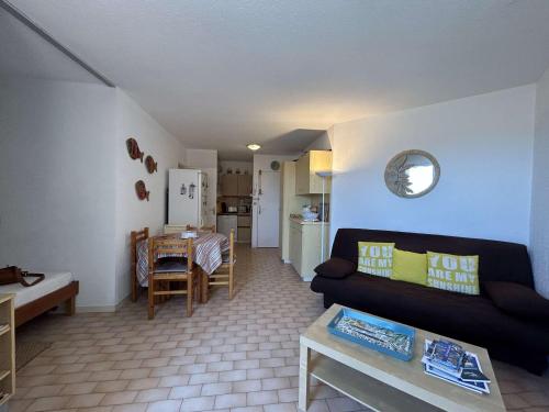 un salon avec un canapé et une table dans l'établissement Centre Ste-Maxime, 2 pièces, 5 couchages, climatisation, garage - FR-1-226-515, à Sainte-Maxime