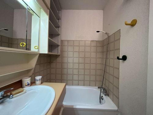 une salle de bain avec un lavabo et une baignoire dans l'établissement Centre Ste-Maxime, 2 pièces, 5 couchages, climatisation, garage - FR-1-226-515, à Sainte-Maxime