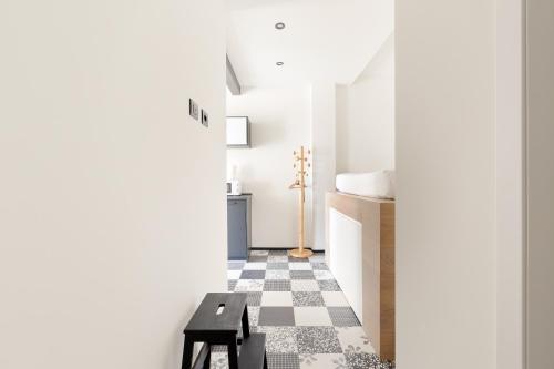 Łazienka z czarno-białą podłogą wyłożoną szachownicą w obiekcie Milano Renovated Studio APTS w Mediolanie
