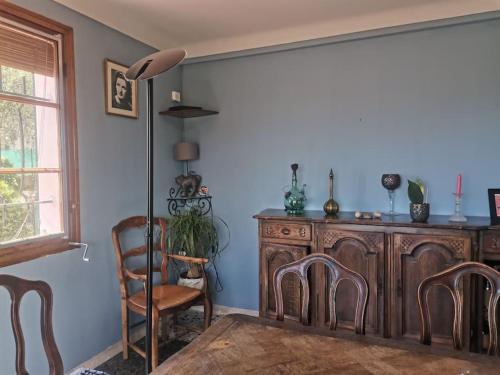 une salle à manger avec une table et des chaises en bois dans l'établissement Maison traditionnelle sur les collines Niçoises, à Nice