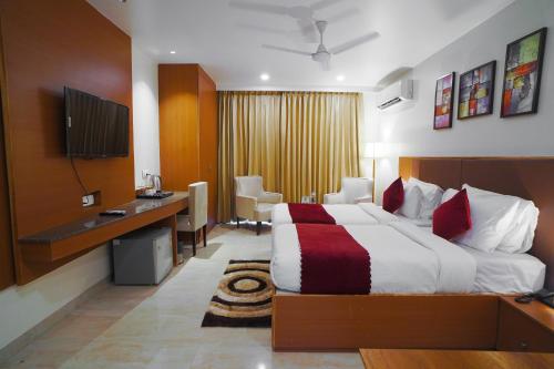 Habitación de hotel con cama grande y escritorio. en Saltstayz Executive Studio Apartment en Gurgaon