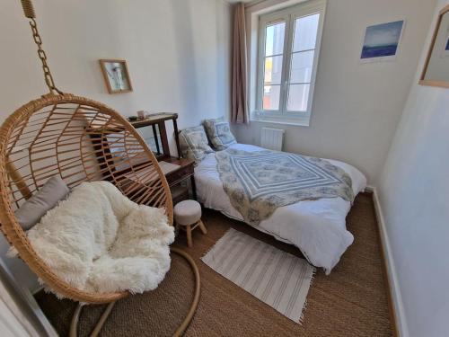 - une chambre avec un lit et une balançoire dans l'établissement Le Carillon Dieppois, à Dieppe