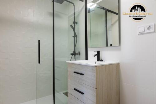 y baño con lavabo y ducha. en Apartamento El SolAire centro Torremolinos en Torremolinos