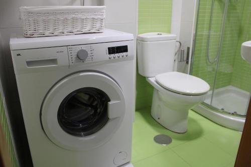 bagno con lavatrice e servizi igienici di Adosinda Suite a Gijón