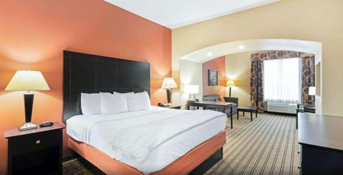 um quarto de hotel com uma cama grande num quarto em La Quinta by Wyndham McAlester em McAlester