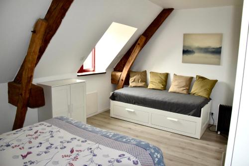 1 dormitorio con cama y ventana en L'Angeberdière, en Saint-Mars-sur-la-Futaie