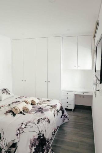 Vale Do Mar House في إسبينهو: غرفة نوم بيضاء مع سرير ومكتب