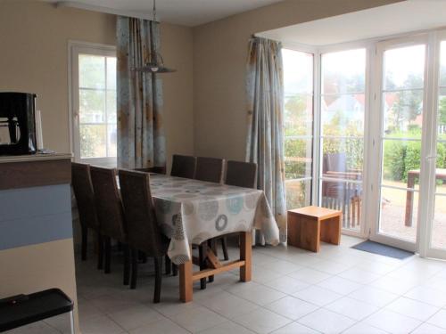 une salle à manger avec une table et des chaises et un balcon dans l'établissement Maison familiale à Belle Dune, proche plage et golf - FR-1-482-64, à Fort-Mahon-Plage