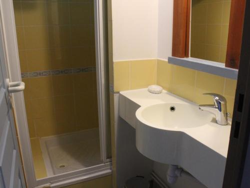 une salle de bain avec un lavabo et une douche dans l'établissement Maison familiale à Belle Dune, proche plage et golf - FR-1-482-64, à Fort-Mahon-Plage