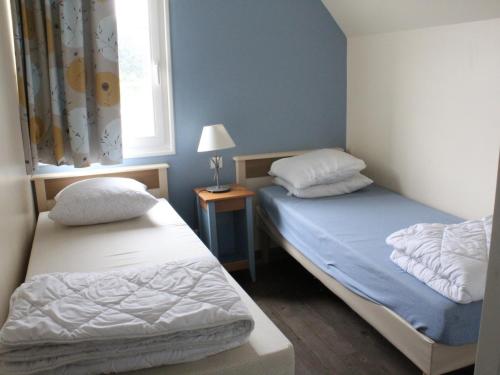 deux lits dans une petite pièce avec une fenêtre dans l'établissement Maison familiale à Belle Dune, proche plage et golf - FR-1-482-64, à Fort-Mahon-Plage
