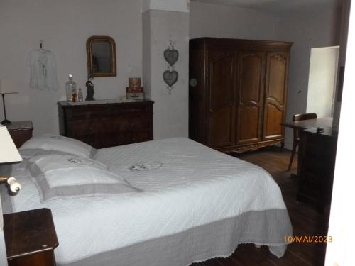 A bed or beds in a room at Maison de village