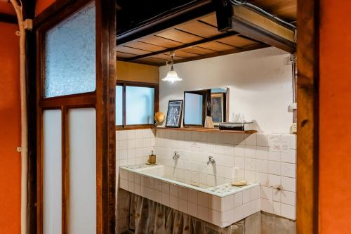 een badkamer met 2 wastafels en een spiegel bij Tsukito in Kyoto