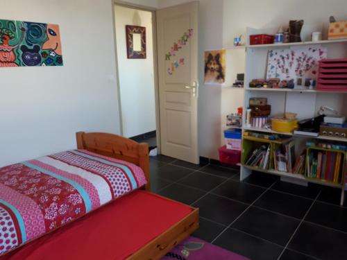 une chambre avec un lit et une étagère dans l'établissement Villa climatisée avec piscine proche de la mer, à Torreilles