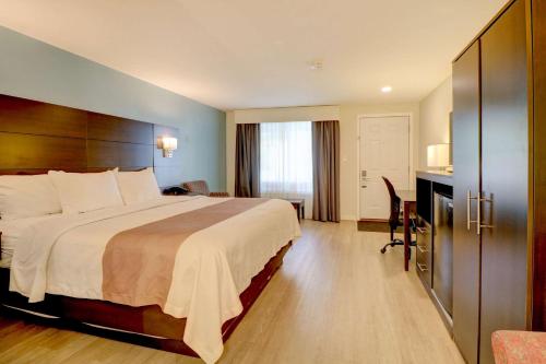 a hotel room with a large bed and a desk at Quality Inn & Suites in Lincoln